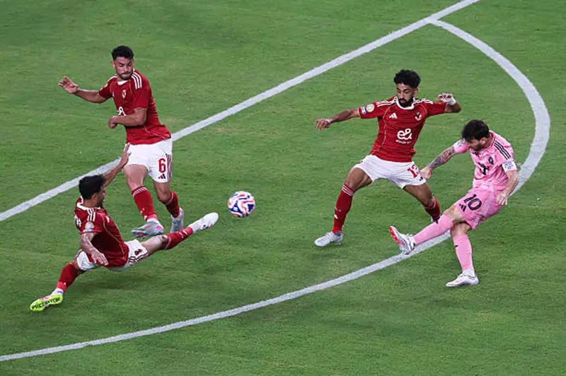 25 فقدان للكرة: الأهلي يعرقل بداية ميسي في كأس العالم للأندية